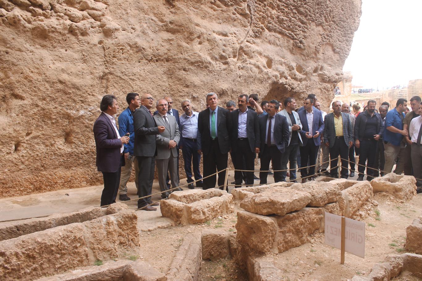 Mardin'de tarihi mezarlık, su sarnıcı ve zindan turizme açıldı